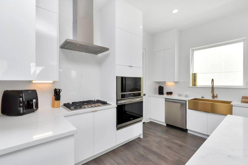 The Suite Spot! Downtown Skyline Views! Sleeps 12 Houston Exterior foto