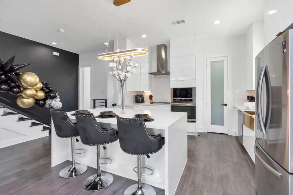 The Suite Spot! Downtown Skyline Views! Sleeps 12 Houston Exterior foto